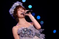 「上からマリコ」を歌う篠田麻里子。(c)AKS