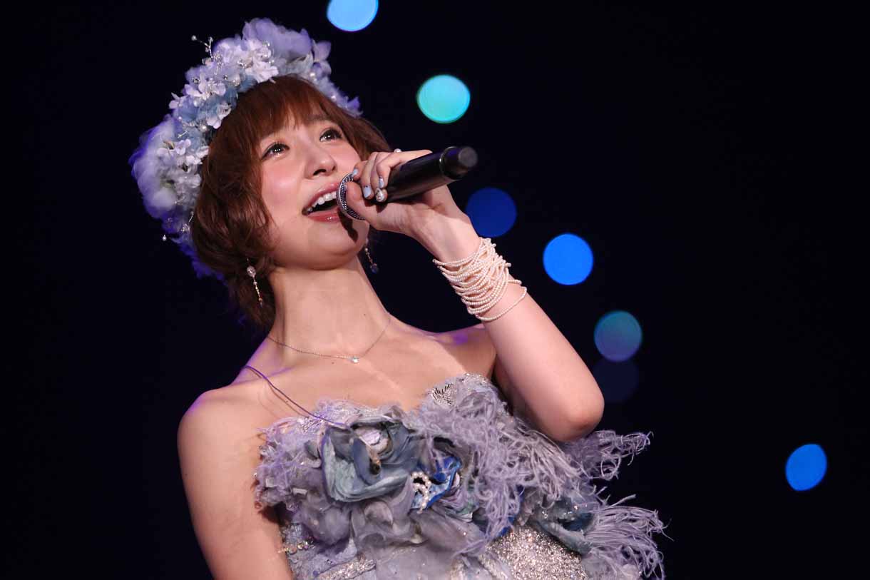「上からマリコ」を歌う篠田麻里子。(c)AKS