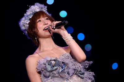 「上からマリコ」を歌う篠田麻里子。(c)AKS