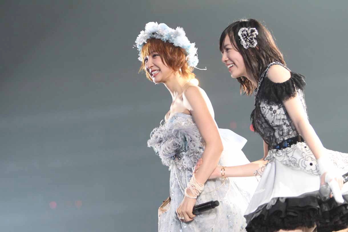 「上からマリコ」歌唱時に松井珠理奈とともに歩き出す篠田麻里子（写真中央）。(c)AKS