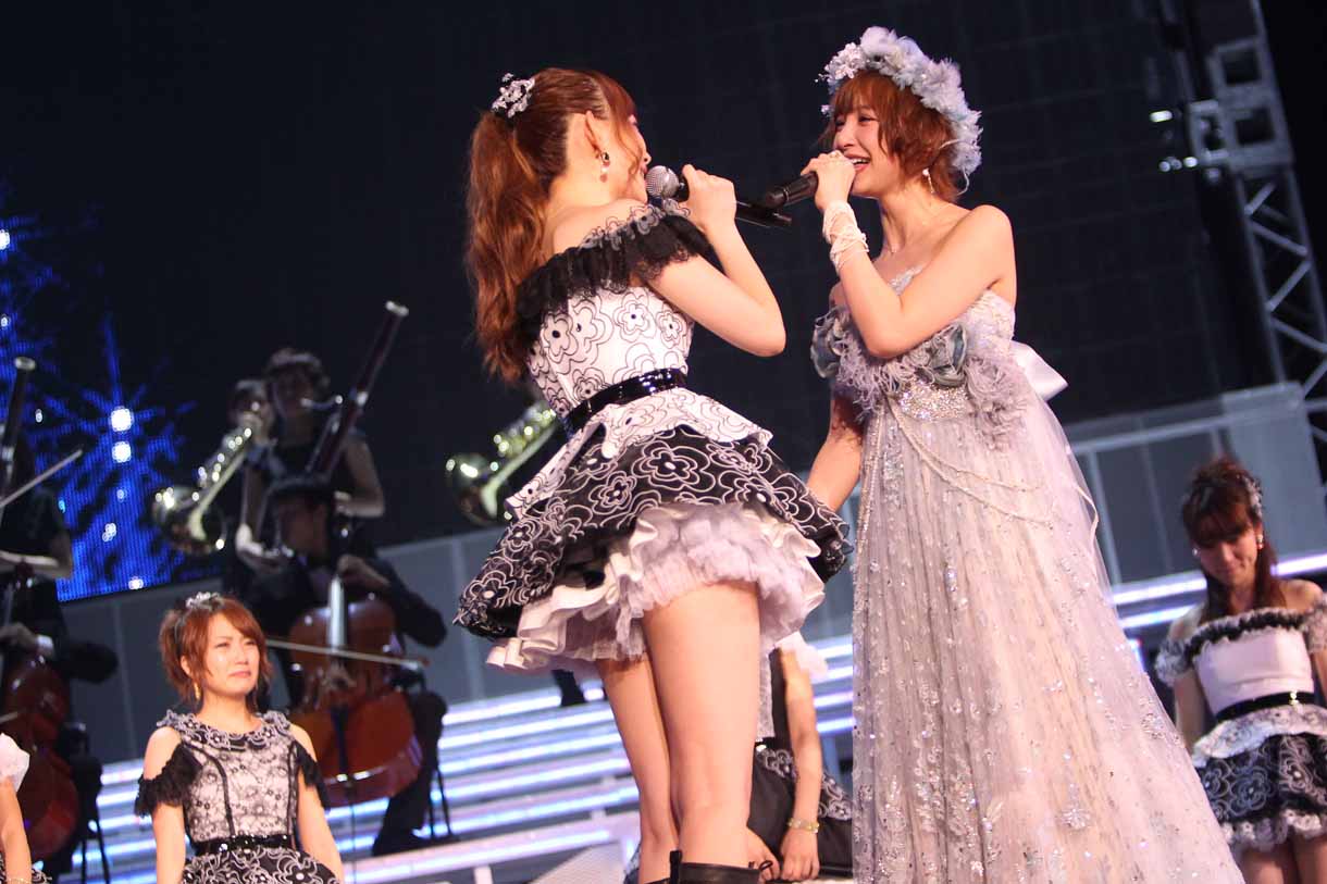 「上からマリコ」歌唱時の様子。小嶋陽菜とともに歌う篠田麻里子。(c)AKS