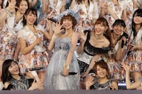 「上からマリコ」の様子。篠田麻里子（写真中央）を囲むように全メンバーが集合した。(c)AKS