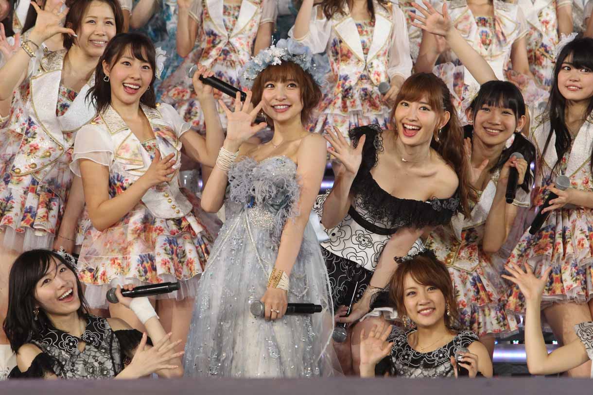 「上からマリコ」の様子。篠田麻里子（写真中央）を囲むように全メンバーが集合した。(c)AKS