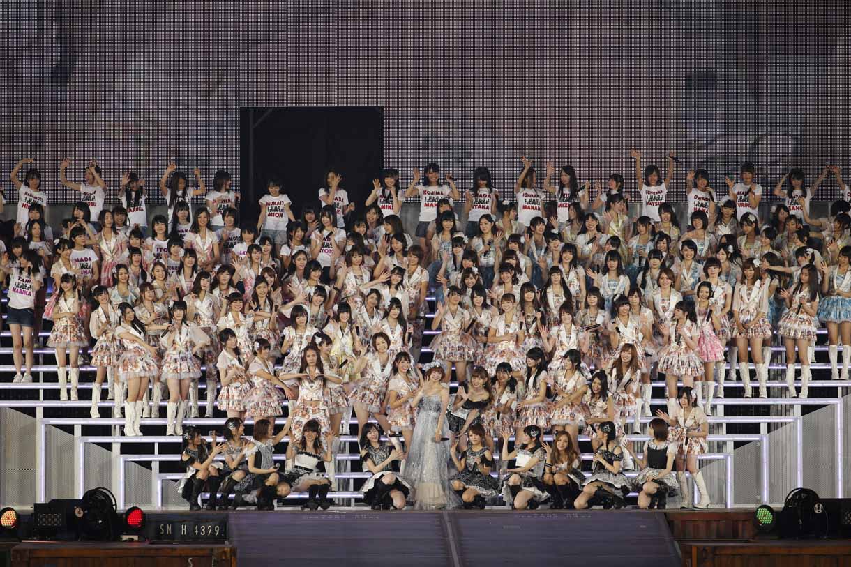 「上からマリコ」歌唱時の様子。篠田麻里子を囲むように全メンバーが集合した。(c)AKS