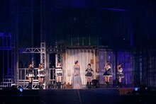 「涙のせいじゃない」の様子。篠田麻里子を中心に選抜メンバーが語りだす。(c)AKS