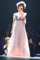 「涙のせいじゃない」を歌唱する篠田麻里子。(c)AKS