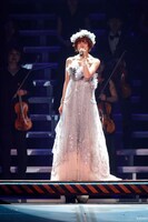 「涙のせいじゃない」を歌唱する篠田麻里子。(c)AKS