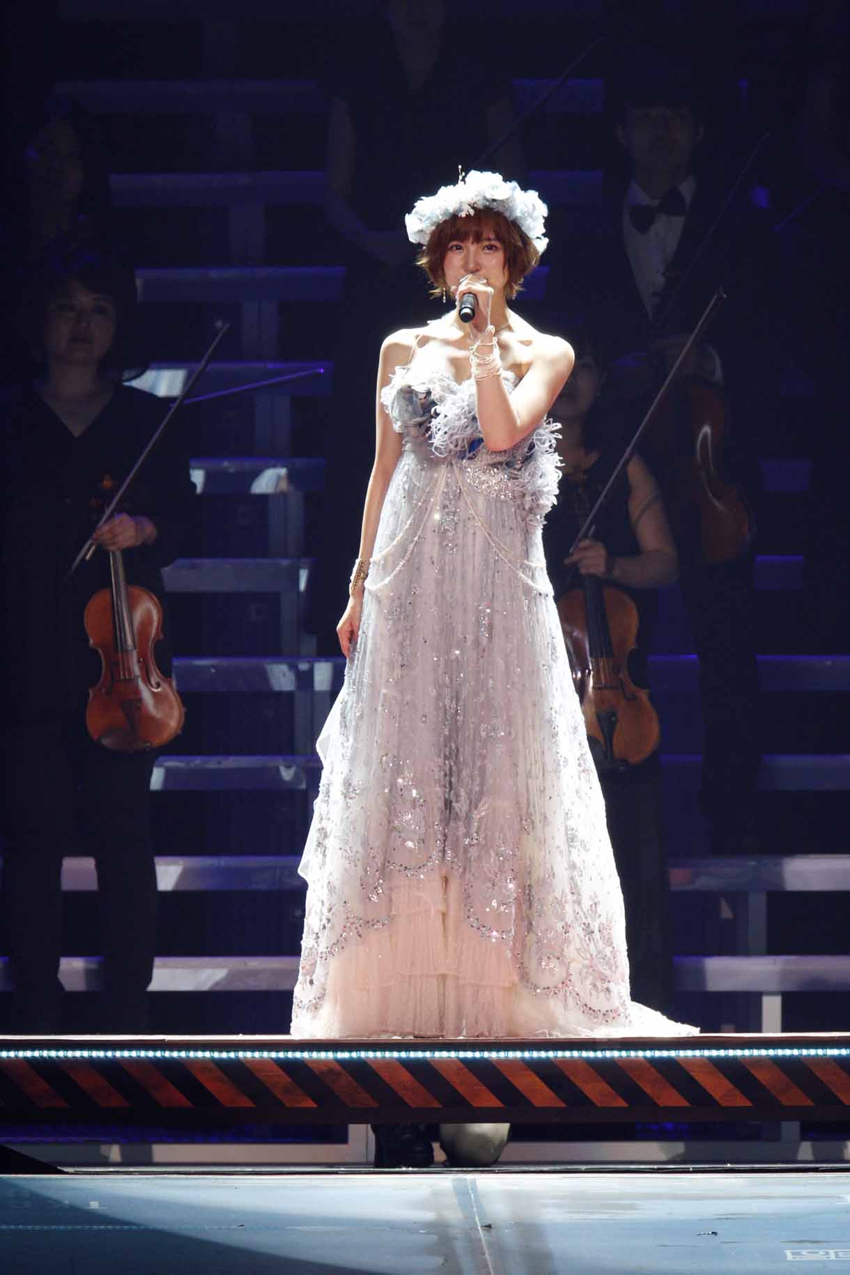 「涙のせいじゃない」を歌唱する篠田麻里子。(c)AKS