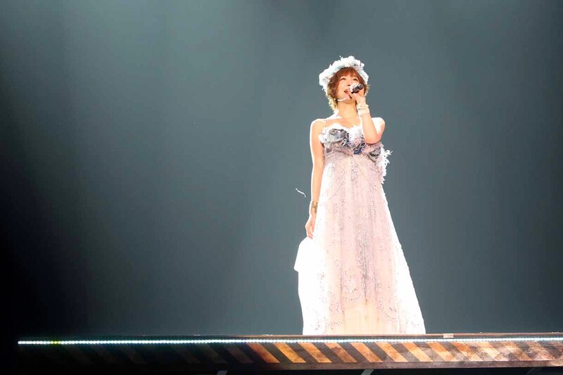 「涙のせいじゃない」を歌唱する篠田麻里子。(c)AKS