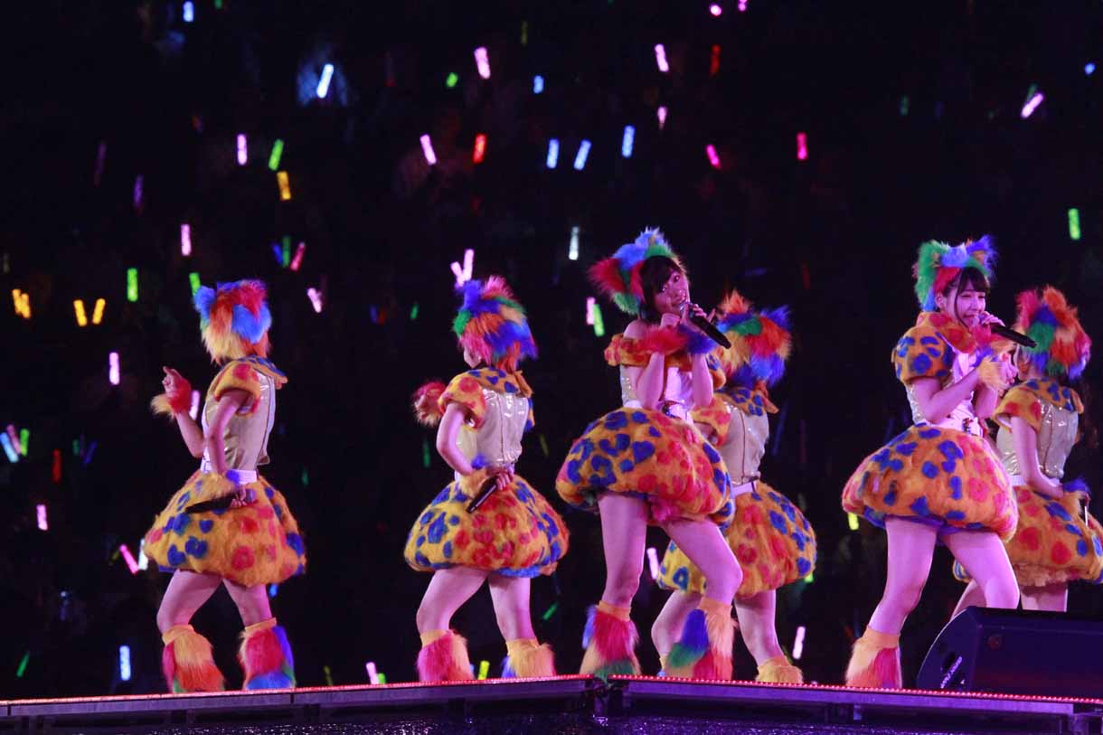 「シャムネコ」を歌唱するHKT48選抜メンバー。(c)AKS