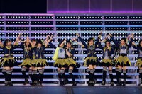 新曲「メロンジュース」を披露したHKT48。(c)AKS