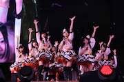 「美しい稲妻」を歌唱するSKE48選抜メンバー。(c)AKS