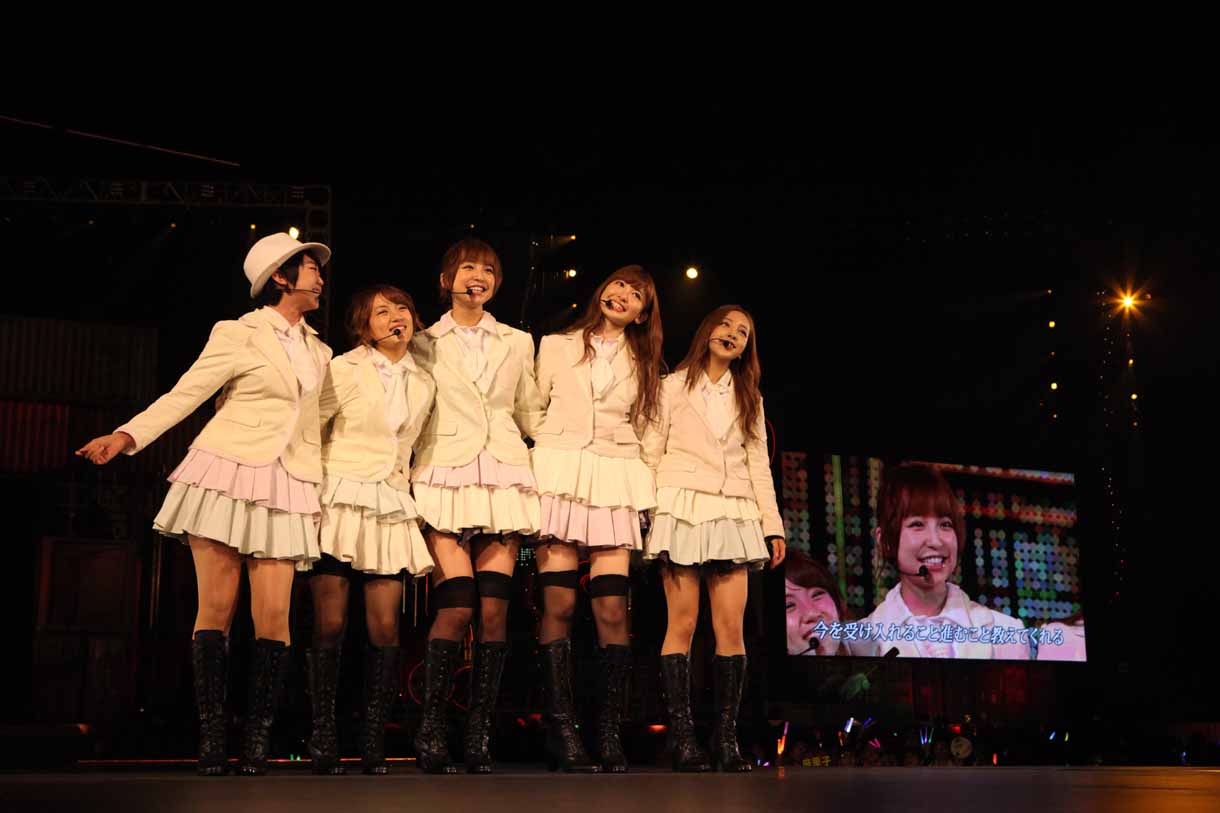 「夕陽を見ているか？」の様子。篠田麻里子を囲むように1期メンバーが集合した。(c)AKS