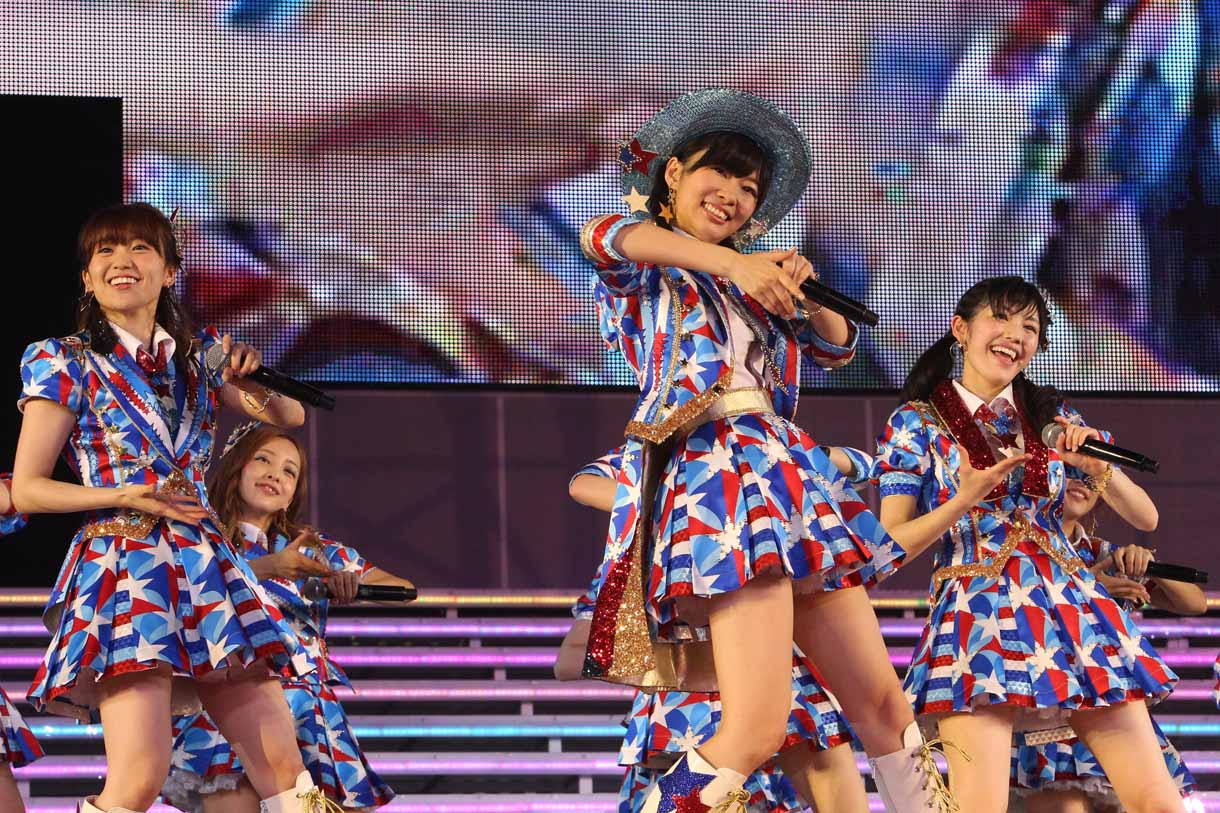 「恋するフォーチュンクッキー」を歌唱する32ndシングル選抜メンバー。(c)AKS