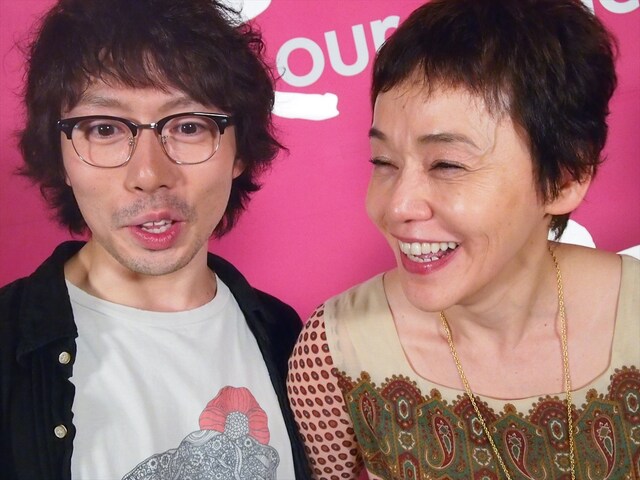 スタジオライブ収録後の高橋優（写真左）と大竹しのぶ（右）。