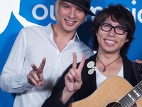 スタジオライブ収録後の高橋優（写真右）と城田優（左）。