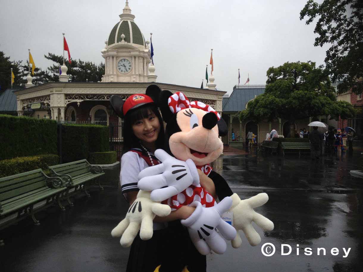 開園30周年ということで、松井玲奈は当時の学生服を着用して撮影する場面も。