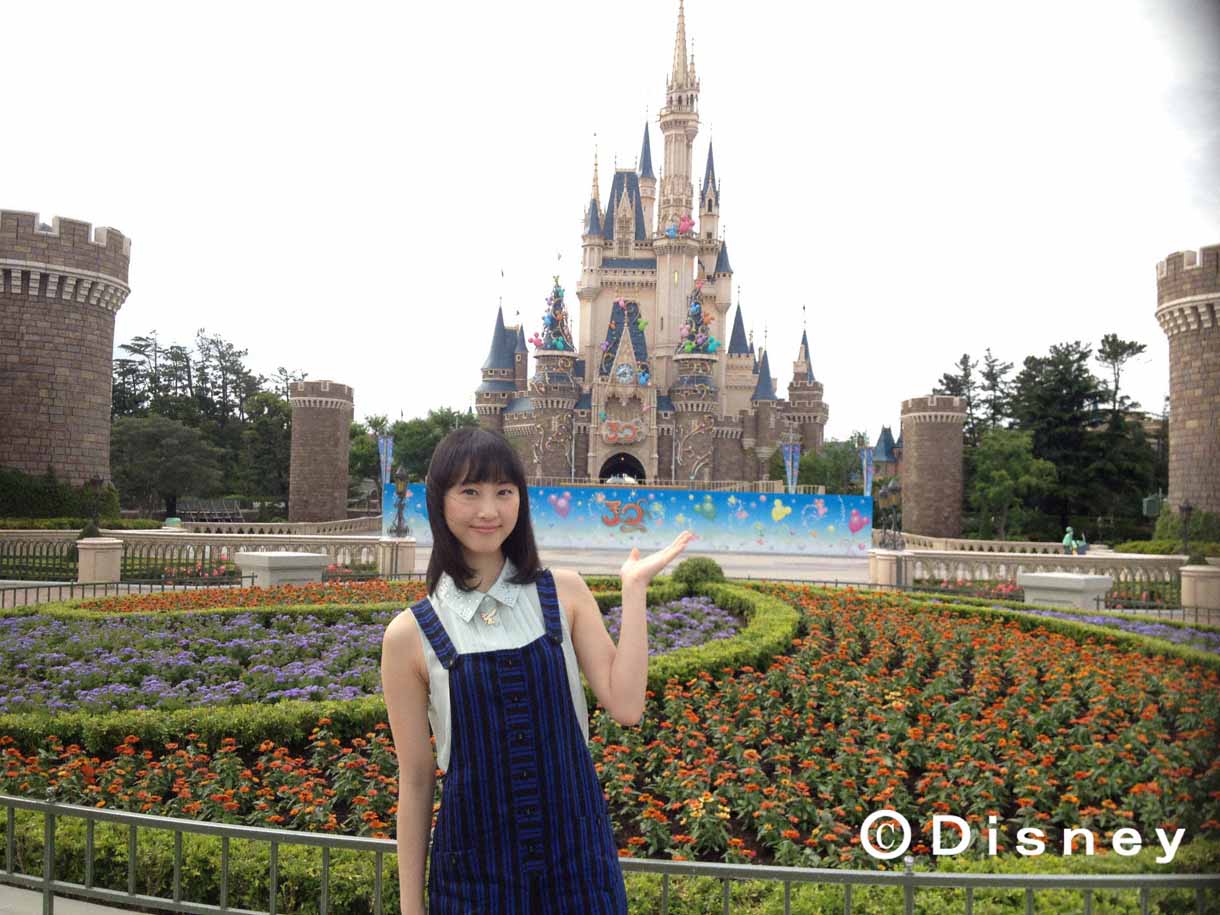 東京ディズニーランドのシンデレラ城をバックに撮影する松井玲奈