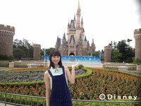東京ディズニーランドのシンデレラ城をバックに撮影する松井玲奈。