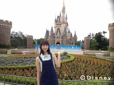 東京ディズニーランドのシンデレラ城をバックに撮影する松井玲奈。