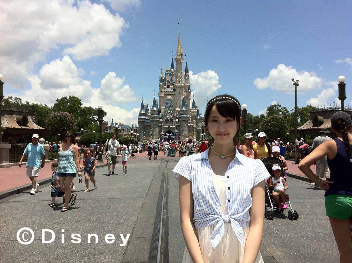 フロリダのウォルト・ディズニー・ワールド・リゾートのシンデレラ城をバックに撮影する松井玲奈。