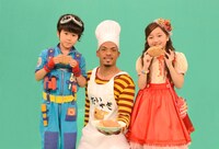 「beポンキッキーズ」のレギュラーメンバー。左から鈴木福、ジェロ、谷花音。