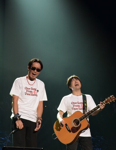 京セラドーム大阪のステージに立ち、マイクレスで熱唱するコブクロ。