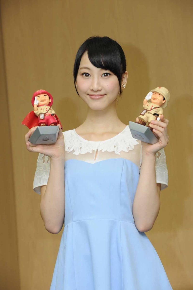 ヒトシ君人形とスーパーヒトシ君人形を手にする松井玲奈。