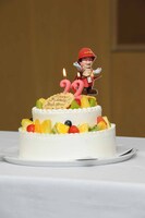 サプライズで用意されたバースデーケーキ。スーパーヒトシ君人形があしらわれている。