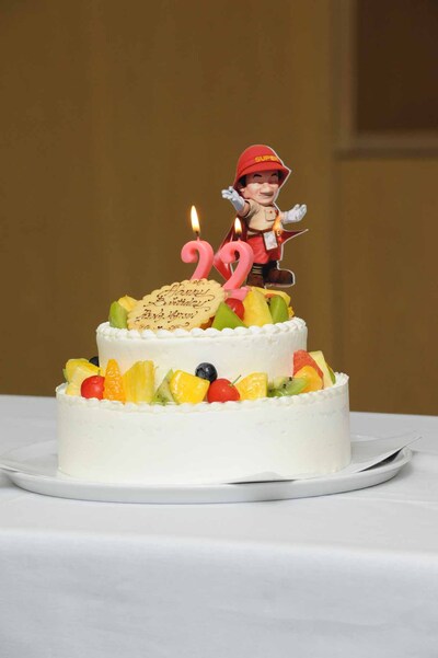 サプライズで用意されたバースデーケーキ。スーパーヒトシ君人形があしらわれている。