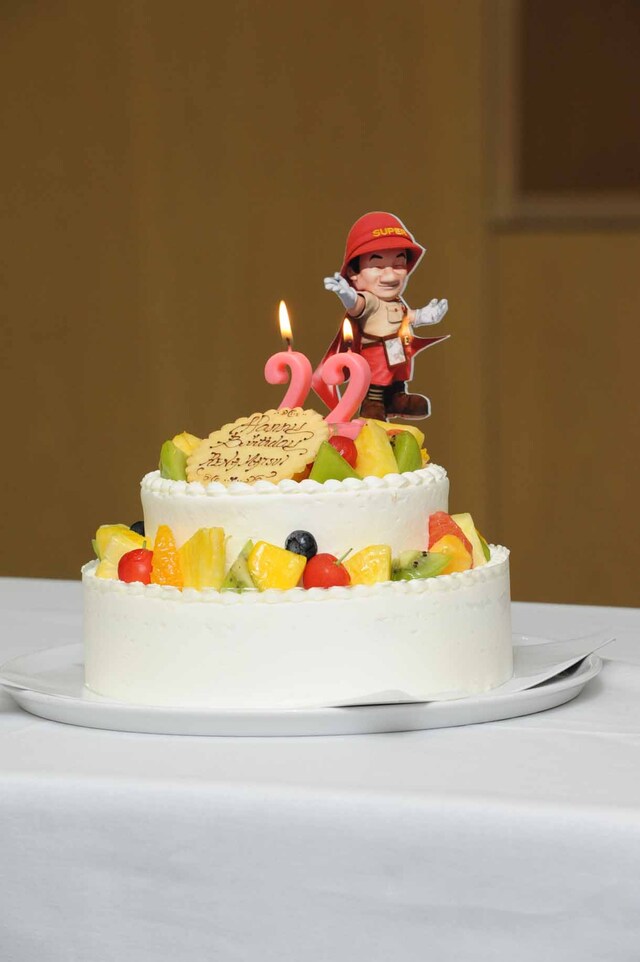 サプライズで用意されたバースデーケーキ。スーパーヒトシ君人形があしらわれている。