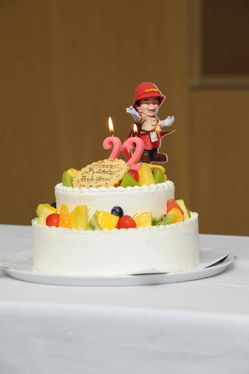 サプライズで用意されたバースデーケーキ。スーパーヒトシ君人形があしらわれている。