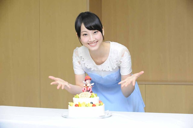 バースデーケーキに微笑む松井玲奈。