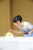バースデーケーキの火を吹き消す松井玲奈。