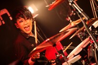 Яyo（Dr）（撮影：西槙太一）