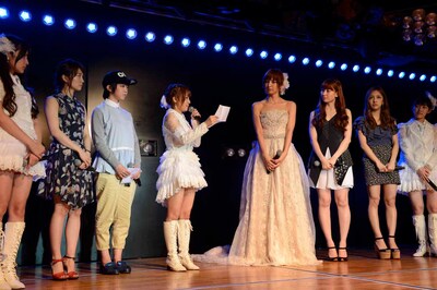 サプライズで篠田の母親からの手紙を高橋みなみが読み上げた。 (c)AKS