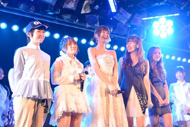1期生4名とともにステージに立つ篠田麻里子（中央）。 (c)AKS