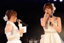 サプライズで篠田の母親からの手紙を高橋みなみが読み上げた。 (c)AKS