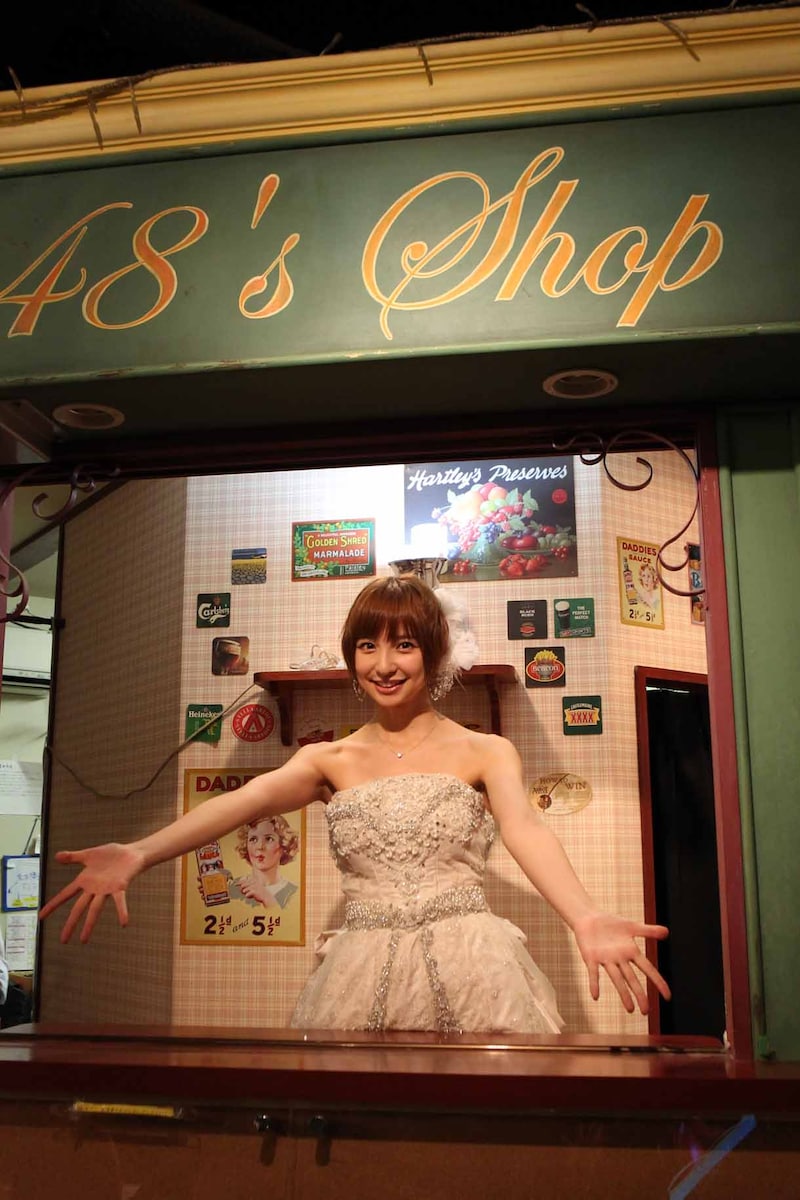 原点でもあるカフェスペースで最後のお見送りをする篠田麻里子。 (c)AKS