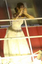 劇場の外に集まったファンに最後のあいさつをする篠田麻里子。 (c)AKS