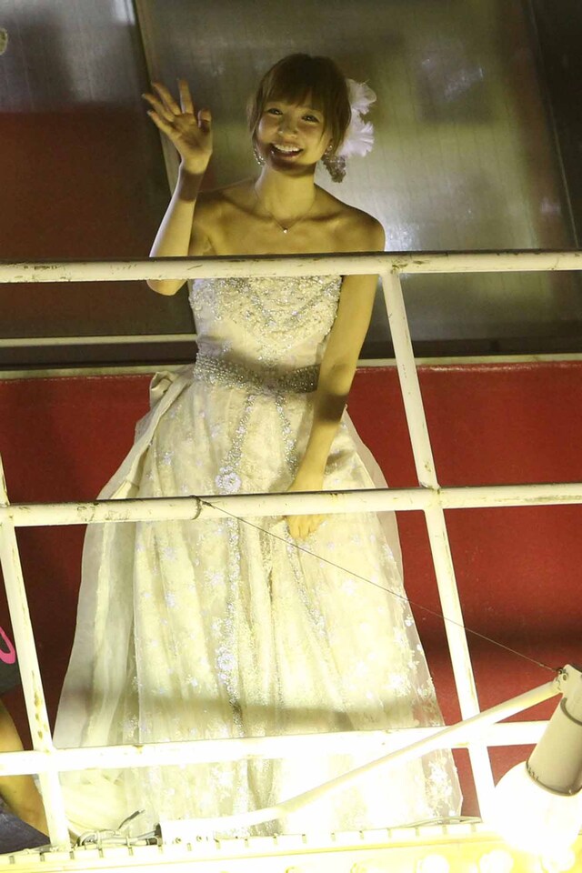 劇場の外に集まったファンに最後のあいさつをする篠田麻里子。 (c)AKS