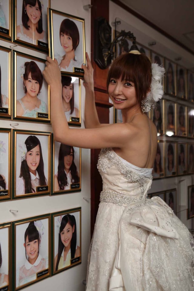 劇場に掛けられた自身の壁写真を取り除く篠田麻里子。 (c)AKS