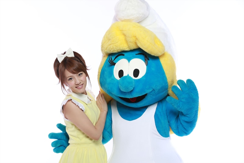 高橋みなみ（写真左）とスマーフェット（右）。