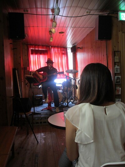 真戸原直人の「ひとりじめライブ」の模様。