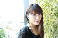 ソニーのイヤフォンXBA-40を着用する坂本美雨。