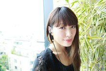 ソニーのイヤフォンXBA-40を着用する坂本美雨。