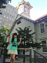 札幌市時計台の前で記念撮影する廣田あいか。