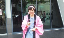 名古屋でティッシュを配る安本彩花。