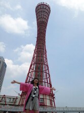神戸ポートタワーの前で開放感いっぱいの柏木ひなた。