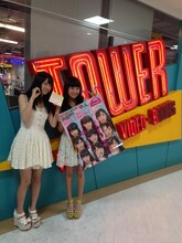 途中合流して一緒にキャンペーンを回った真山りか＆柏木ひなた。